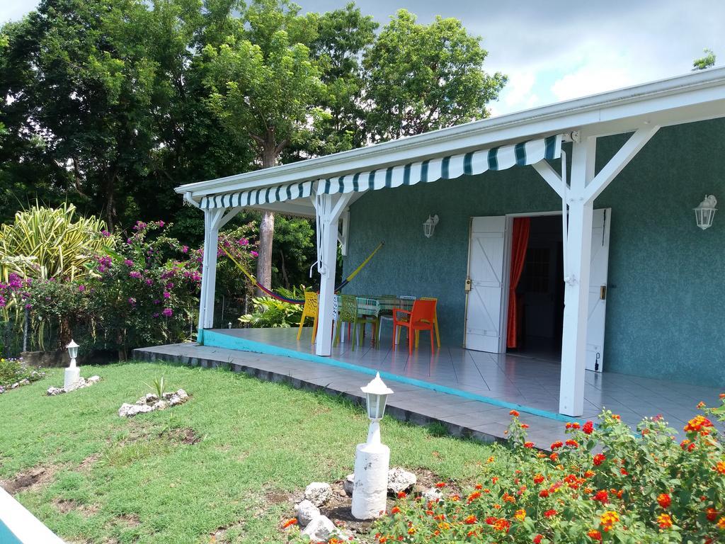 Villa Les Petites Fleurs De Poirier Bouillante Exterior foto