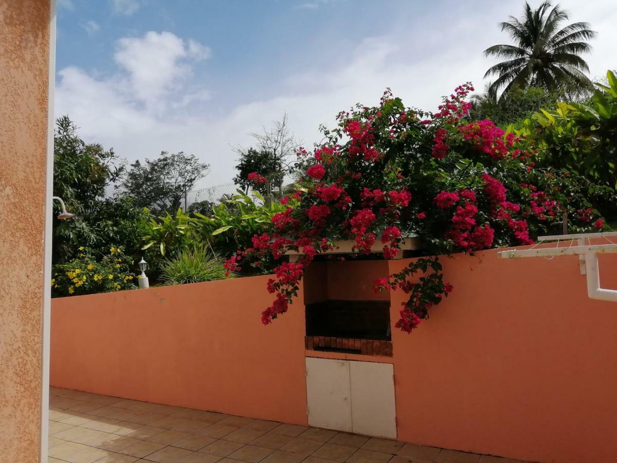 Villa Les Petites Fleurs De Poirier Bouillante Exterior foto